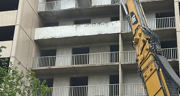 La grignoteuse en action pour d&eacute;construire 49 logements